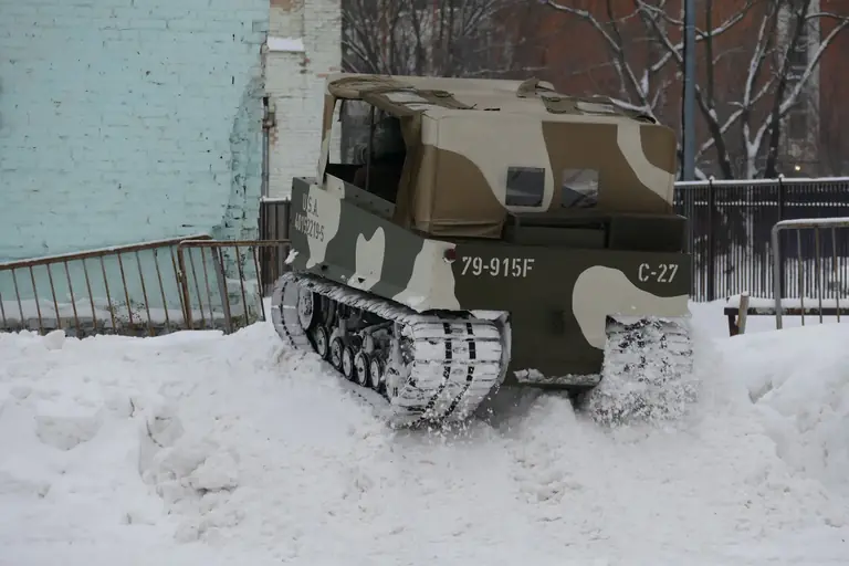 Ползанье по новогодним сугробам yuripasholok