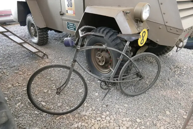 Динамический показ десантного велосипеда BSA Airborne Bicycle на выставке