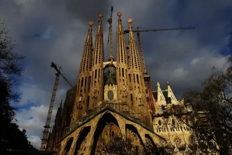 В Барселоне установили последний элемент на вершине храма Саграда Фамилия tanjand
