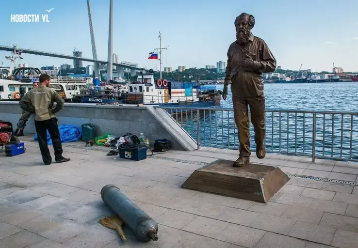 Во Владивостоке спрятали памятник Солженицыну colonelcassad